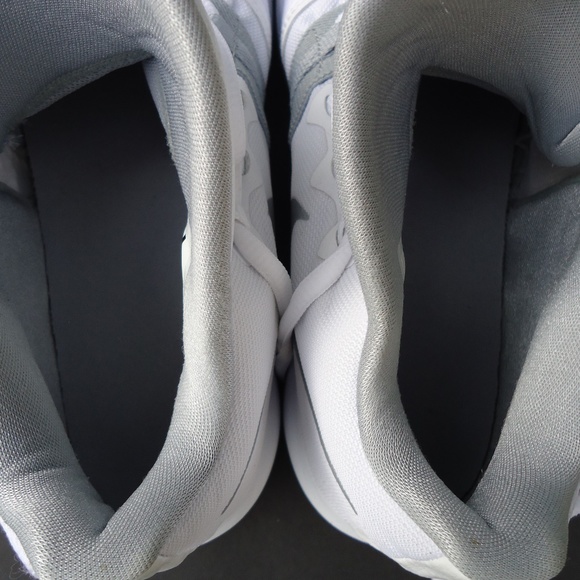 SIZE 10.5. Nike Zoom Tennis sneakers shoes. main image 4